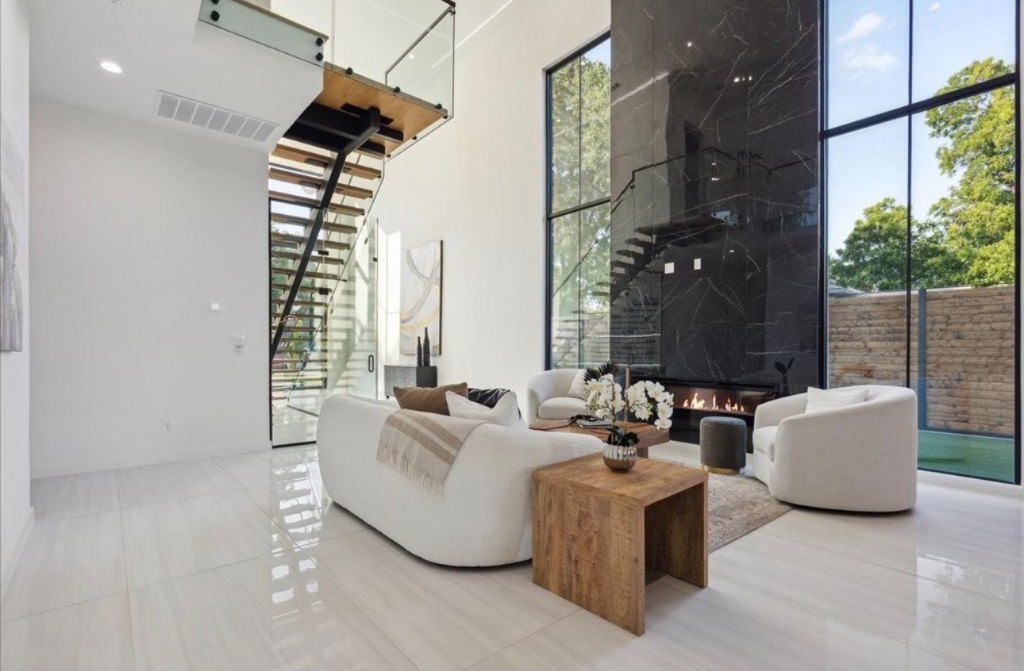 3828 Eaton Drive — photo 3